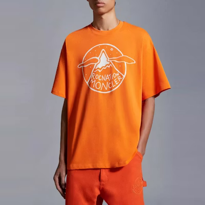 MONCLER GENIUS x Roc Nation 男款亮橙色印花短袖T恤 SS24 系列 I209W8C0000689A8Y328 Shop MONCLER GENIUS x Roc Nation 男款亮橙色印花短袖T恤 SS24 系列 I209W8C0000689A8Y328