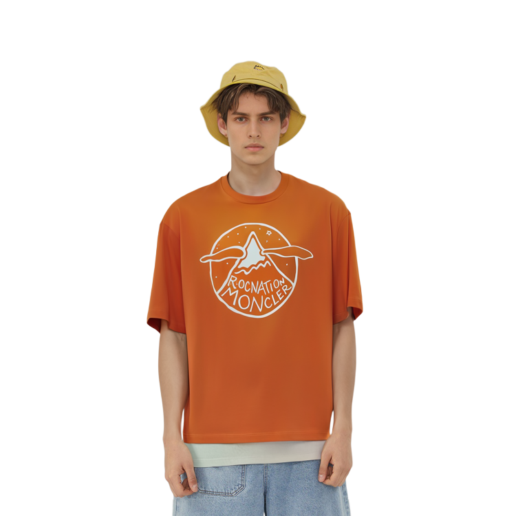 Sizing MONCLER GENIUS x Roc Nation 男款亮橙色印花短袖T恤 SS24 系列 I209W8C0000689A8Y328