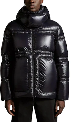 Moncler Jaket Puffer Glossy dengan Hood Unisex Hitam I20911A00011595GJ999 Shop Moncler Jaket Puffer Glossy dengan Hood Unisex Hitam I20911A00011595GJ999