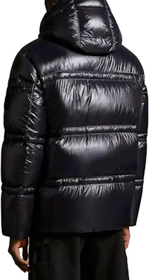 Moncler Jaket Puffer Glossy dengan Hood Unisex Hitam I20911A00011595GJ999 Purchase Moncler Jaket Puffer Glossy dengan Hood Unisex Hitam I20911A00011595GJ999