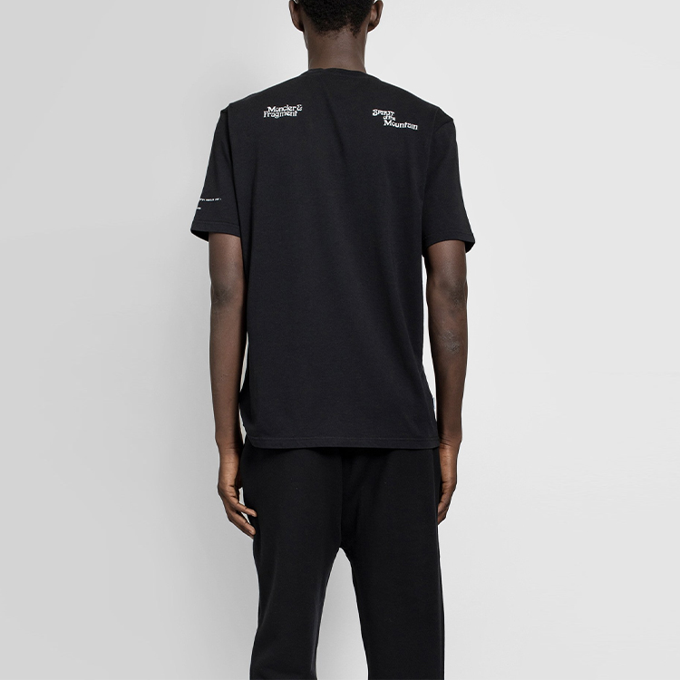 Purchase Moncler Baju-T Leher Bulat Cetakan Grafik Lengan Pendek Hitam. 8C705108392B999