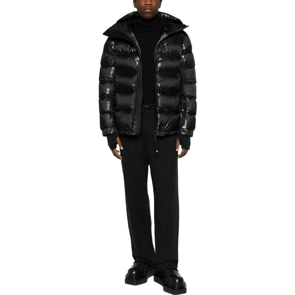 Lookbook Moncler Grenoble Jaket Hitam Dengan Tudung dan Cetakan Logo. I20971A000535971Z