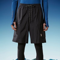 Moncler Grenoble Seluar Pendek Kasual Hitam Mid-Rise dengan Tali dan Poket J10972B0000353A59999 Lookbook Moncler Grenoble Seluar Pendek Kasual Hitam Mid-Rise dengan Tali dan Poket J10972B0000353A59999