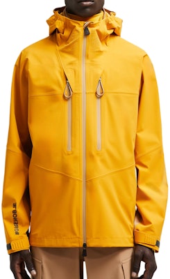 Chaqueta Amarilla Impermeable Cortavientos Reflectante con Capucha Moncler Grenoble FW24. J20971A00001597FA168 Lookbook Chaqueta Amarilla Impermeable Cortavientos Reflectante con Capucha Moncler Grenoble FW24. J20971A00001597FA168