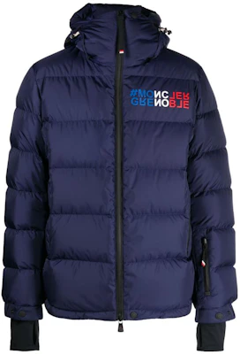 Moncler Grenoble Jaket Puff Pria Navy Blue dengan Tudung dan Cetak Huruf. ISORNO1A000155399E Order Moncler Grenoble Jaket Puff Pria Navy Blue dengan Tudung dan Cetak Huruf. ISORNO1A000155399E