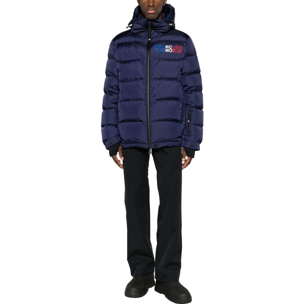 Lookbook Moncler Grenoble Jaket Puff Pria Navy Blue dengan Tudung dan Cetak Huruf. ISORNO1A000155399E