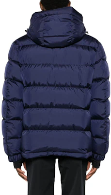 Moncler Grenoble Jaket Puff Pria Navy Blue dengan Tudung dan Cetak Huruf. ISORNO1A000155399E Shop Moncler Grenoble Jaket Puff Pria Navy Blue dengan Tudung dan Cetak Huruf. ISORNO1A000155399E
