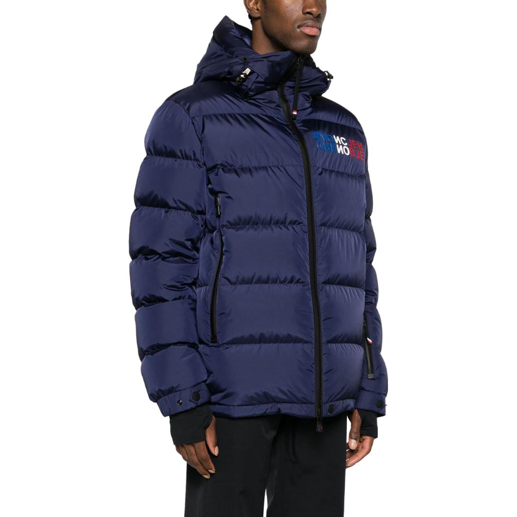 Purchase Moncler Grenoble Jaket Puff Pria Navy Blue dengan Tudung dan Cetak Huruf. ISORNO1A000155399E