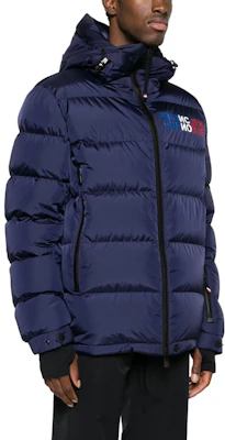 Moncler Grenoble Jaket Puff Pria Navy Blue dengan Tudung dan Cetak Huruf. ISORNO1A000155399E Purchase Moncler Grenoble Jaket Puff Pria Navy Blue dengan Tudung dan Cetak Huruf. ISORNO1A000155399E