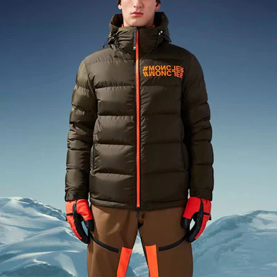 Moncler Grenoble 男士羽絨徽標印花外套. H20971A000615399E832 Shop Moncler Grenoble 男士羽絨徽標印花外套. H20971A000615399E832