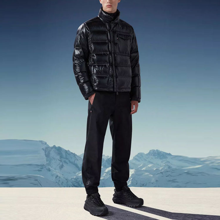 Lookbook Moncler Grenoble SS23 黑色可拆卸连帽胸袋羽绒夹克 I20971A00007539YL999