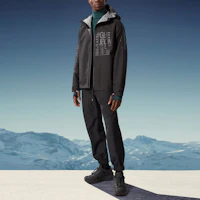 Purchase Moncler Grenoble SS23 男士黑色寬鬆版型綁帶休閒長褲。 I20972A00001549SU999