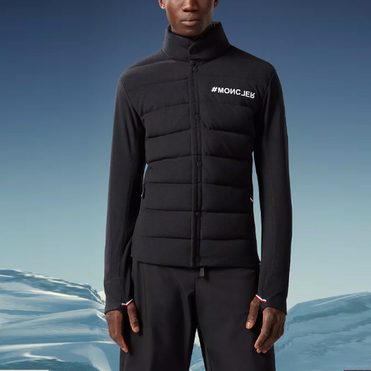 Lookbook Moncler Grenoble SS23初秋黑色羽絨外套搭配鏡面Logo設計。 I20978G00005899ZB999