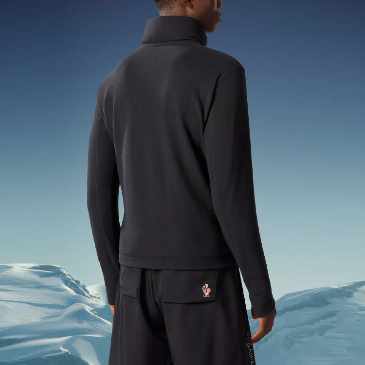 Shop Moncler Grenoble SS23初秋黑色羽絨外套搭配鏡面Logo設計。 I20978G00005899ZB999