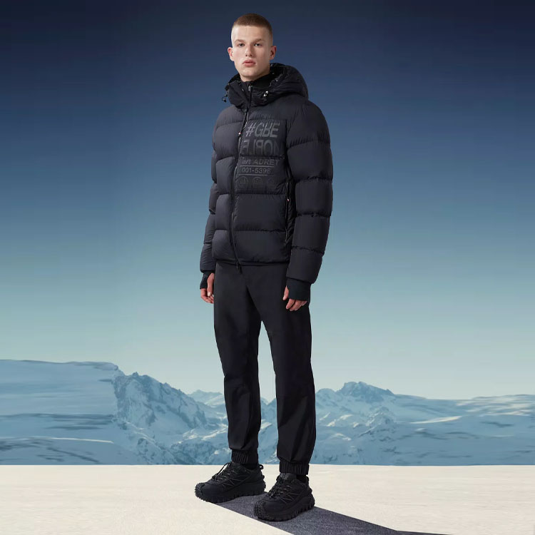 Lookbook 蒙克莱格勒诺布尔 SS23 反光标志羽绒夹克黑色连帽衫 I20971A000515396F999