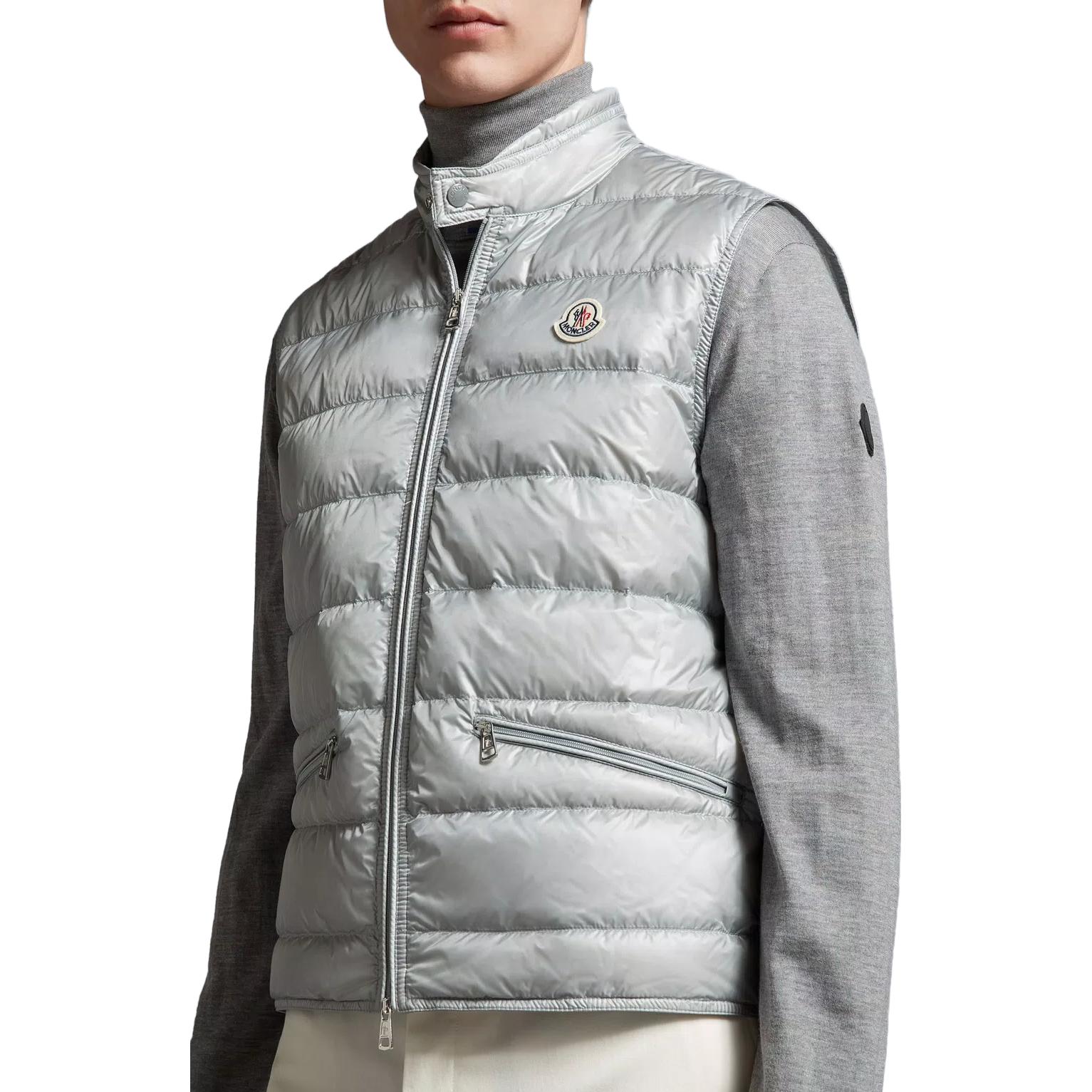 Lookbook Rompi Moncler Gui Abu Muda Tanpa Lengan dengan Kerah Huruf. I20911A107005302992V