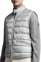 Lookbook Moncler Gui 淺灰無袖拉鏈背心附字母領。 I20911A107005302992V