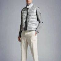 Purchase Moncler Gui 淺灰無袖拉鏈背心附字母領。 I20911A107005302992V