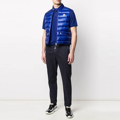 몽클레어 남성용 기 로고 퀼팅 패딩 조끼 - 블루. 1A1070053029758 Lookbook 몽클레어 남성용 기 로고 퀼팅 패딩 조끼 - 블루. 1A1070053029758