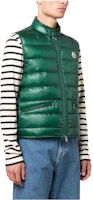 Lookbook Moncler GUI 系列綠色字母印花背心無袖外套 男女皆宜. I20911A107005302987F