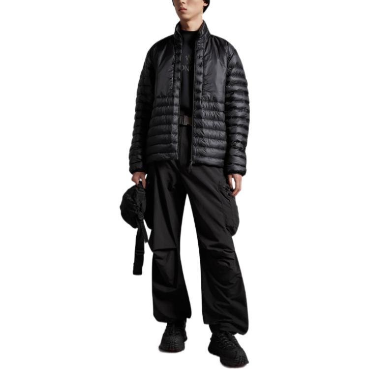 Lookbook 蒙克莱Jovet FW22黑色羽绒夹克 立领拉链设计。 I10911A00023596IP999