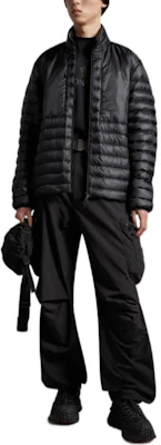 蒙克莱Jovet FW22黑色羽绒夹克 立领拉链设计。 I10911A00023596IP999 Lookbook 蒙克莱Jovet FW22黑色羽绒夹克 立领拉链设计。 I10911A00023596IP999