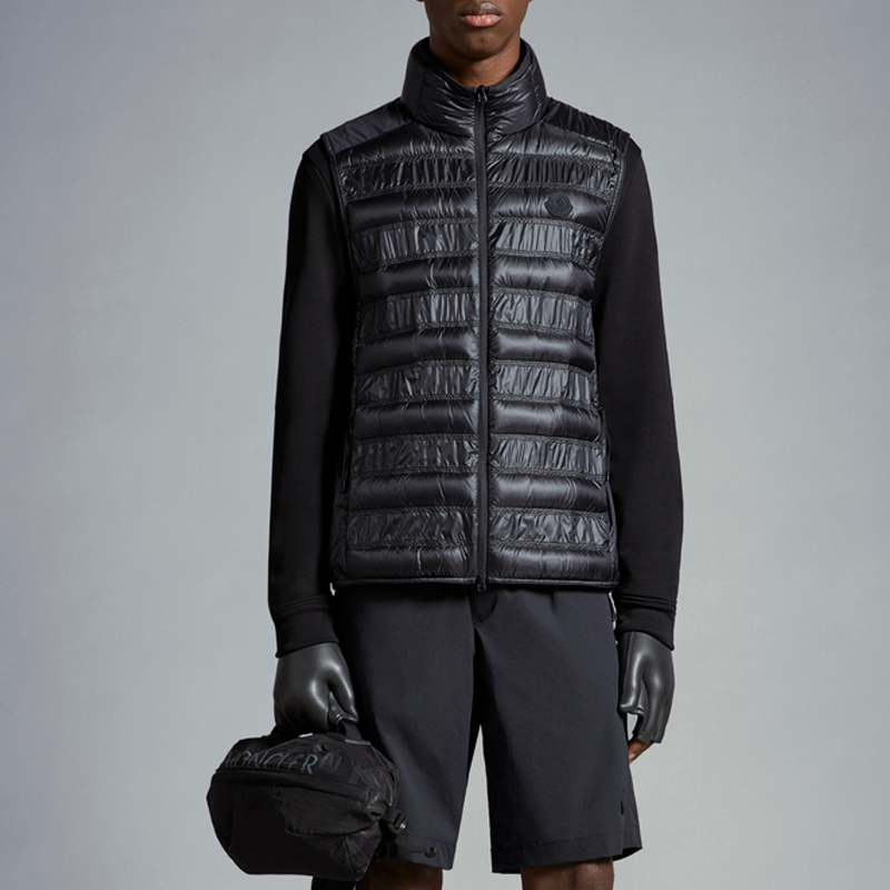 Lookbook Moncler Lautaret 系列男女款黑色無袖羽絨背心外套。 J10911A00106595B1999
