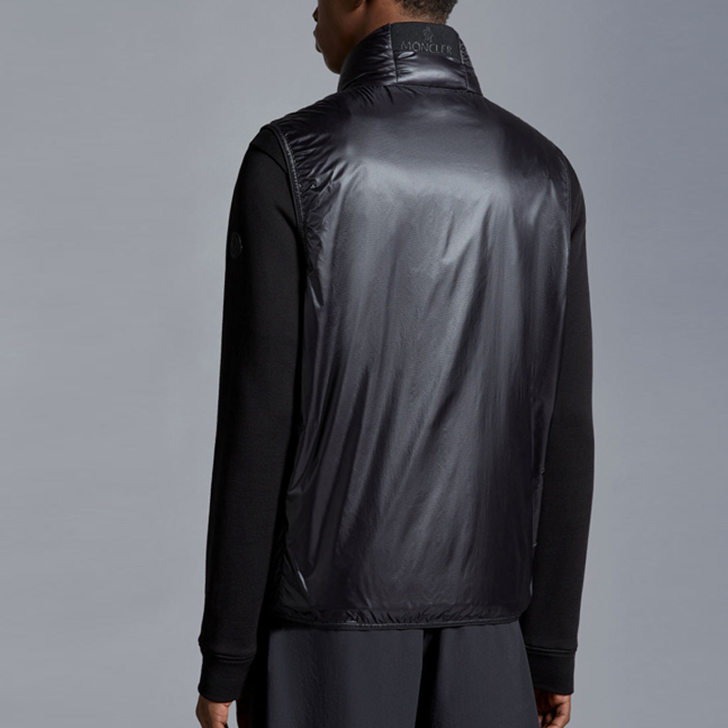 Shop Moncler Lautaret 系列男女款黑色無袖羽絨背心外套。 J10911A00106595B1999