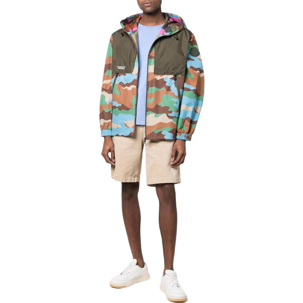 Lookbook Chaqueta con capucha Moncler estampado camuflaje parcheado multicolor hombre. H10911A000835960X825