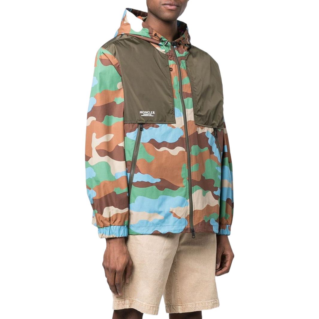 Shop Chaqueta con capucha Moncler estampado camuflaje parcheado multicolor hombre. H10911A000835960X825