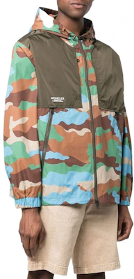 Chaqueta con capucha Moncler estampado camuflaje parcheado multicolor hombre. H10911A000835960X825 Shop Chaqueta con capucha Moncler estampado camuflaje parcheado multicolor hombre. H10911A000835960X825