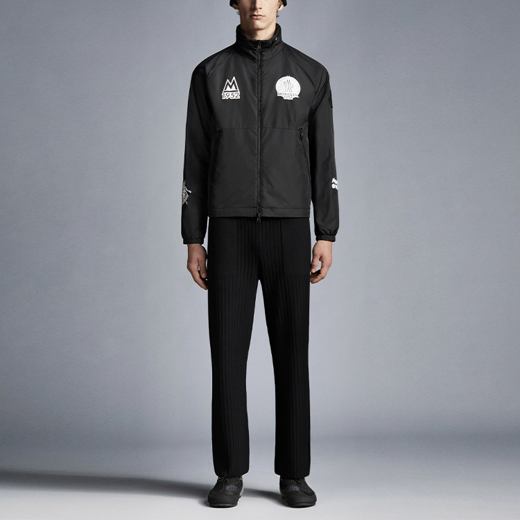 Lookbook Moncler Jaket Hitam Lengan Panjang Zip-Up Kolar Berdiri Logo G20921A0003153A5E999