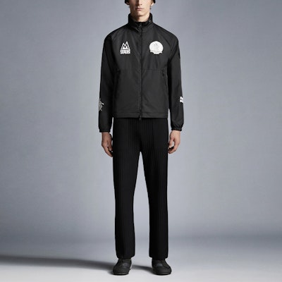 Moncler Jaket Hitam Lengan Panjang Zip-Up Kolar Berdiri Logo G20921A0003153A5E999 Lookbook Moncler Jaket Hitam Lengan Panjang Zip-Up Kolar Berdiri Logo G20921A0003153A5E999