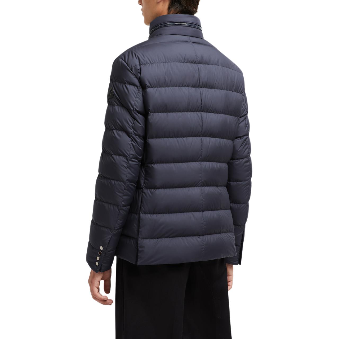 Lookbook Moncler Malinvern 深藍色短款羽絨外套隱藏帽款中性款式. J20911A00108549SK779