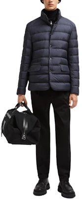 Moncler Malinvern 深藍色短款羽絨外套隱藏帽款中性款式. J20911A00108549SK779 Shop Moncler Malinvern 深藍色短款羽絨外套隱藏帽款中性款式. J20911A00108549SK779