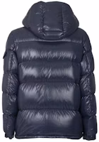 Lookbook Moncler Maury 男款藍色半拉鍊連帽羽絨外套印花Logo。 1A0004068950742