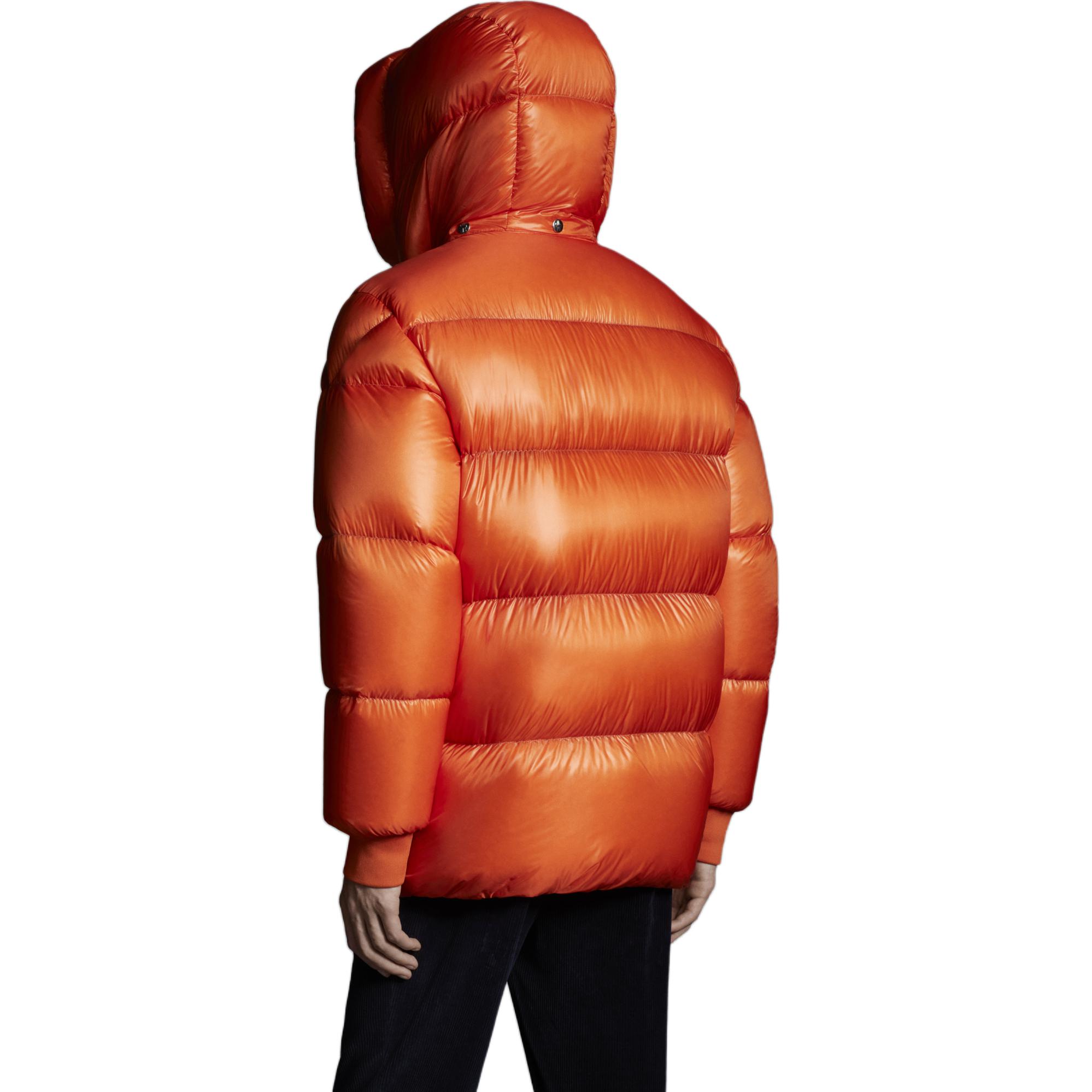 Shop Moncler Maya Jaket Tebal Oranye Terang dengan Hoodie dan Resleting. I20911A5360068950326