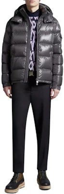 Chaqueta Corta Acolchada con Capucha Moncler Maya Unisex Gris. I20911A5360068950930 Lookbook Chaqueta Corta Acolchada con Capucha Moncler Maya Unisex Gris. I20911A5360068950930