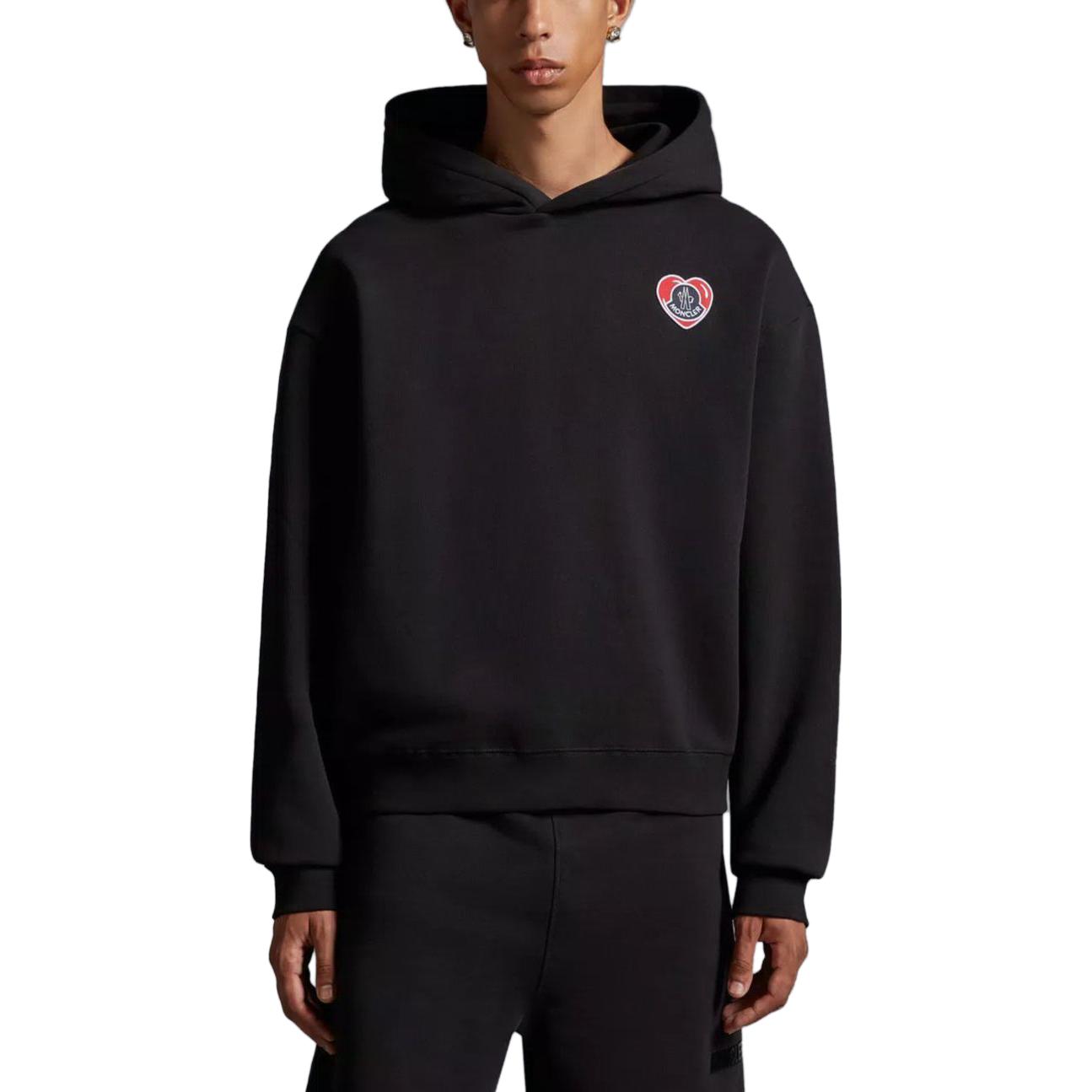 Lookbook Sudadera Negra Moncler Moncoeur con Logo de Corazón y Diseño Casual. I20918G00044809KX999