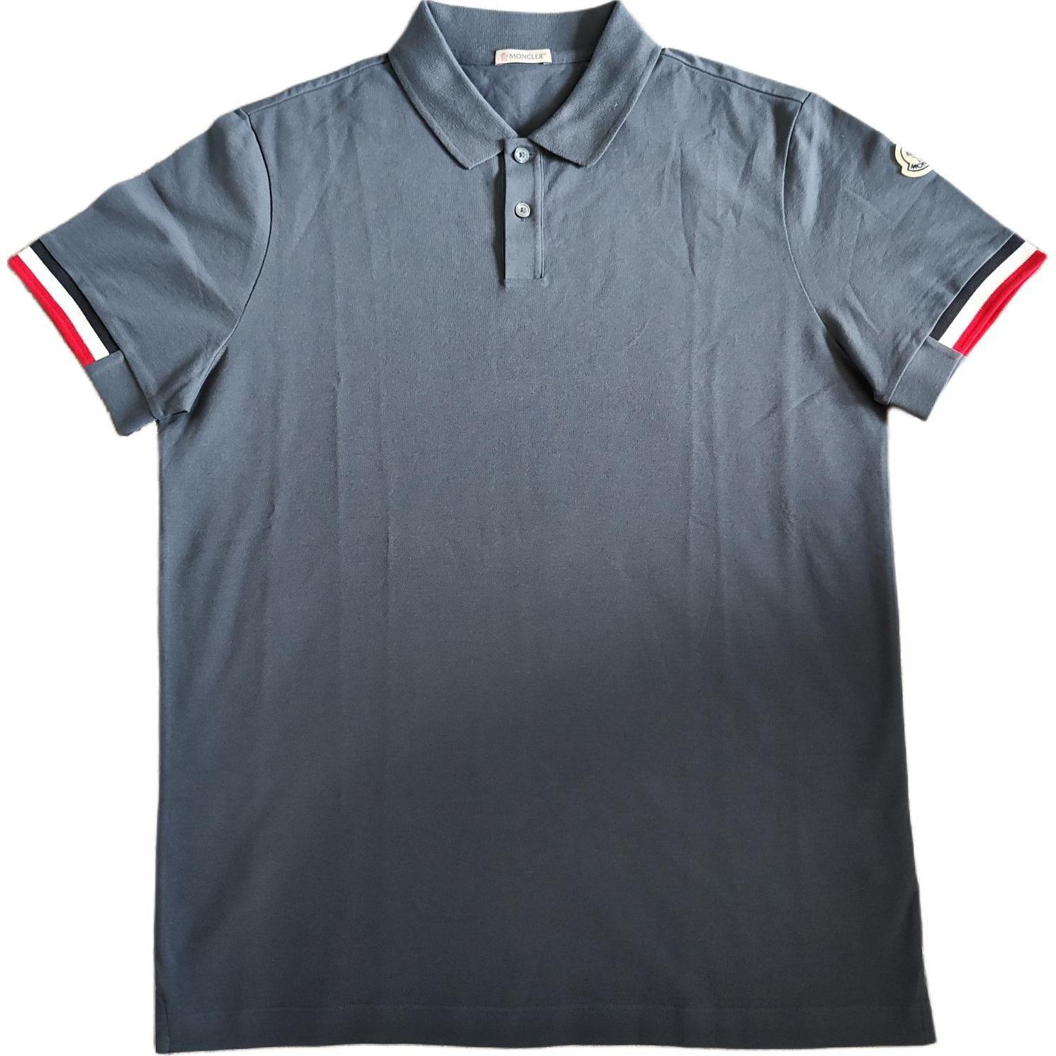 Order Moncler Polo Shirt Navy Blue dengan Manset Garis Kontras Casual Comfort. I10918A00023899P0791