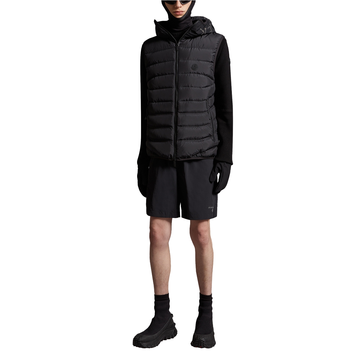 Lookbook Moncler NUBIERA 黑色修身連帽無袖羽絨背心 反光標誌 J10911A000185973I999
