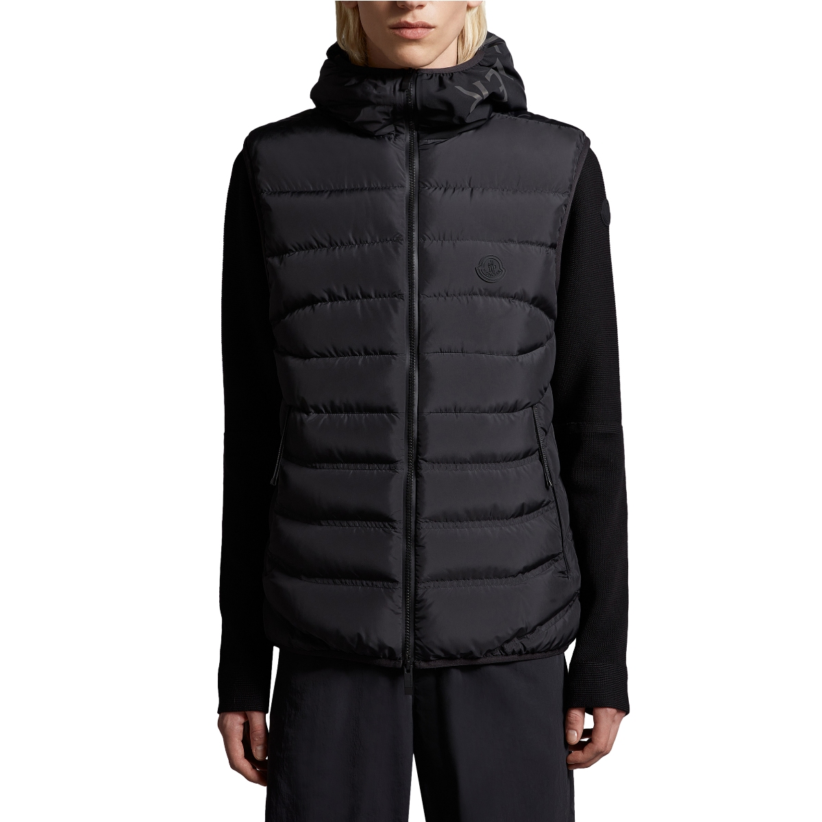 Shop Moncler NUBIERA 黑色修身連帽無袖羽絨背心 反光標誌 J10911A000185973I999