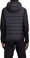 Lookbook Moncler NUBIERA系列 黑色無袖連帽拉鍊背心。 1A000185973I999