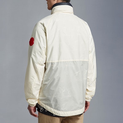 Moncler Jaket Zip-Up Bercetak Lelaki Warna Putih. I10911A0014353A5EP04 Shop Moncler Jaket Zip-Up Bercetak Lelaki Warna Putih. I10911A0014353A5EP04