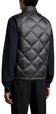 Moncler S23 徽章標誌絎縫羽絨背心 I10911A00055596J2920 Shop Moncler S23 徽章標誌絎縫羽絨背心 I10911A00055596J2920