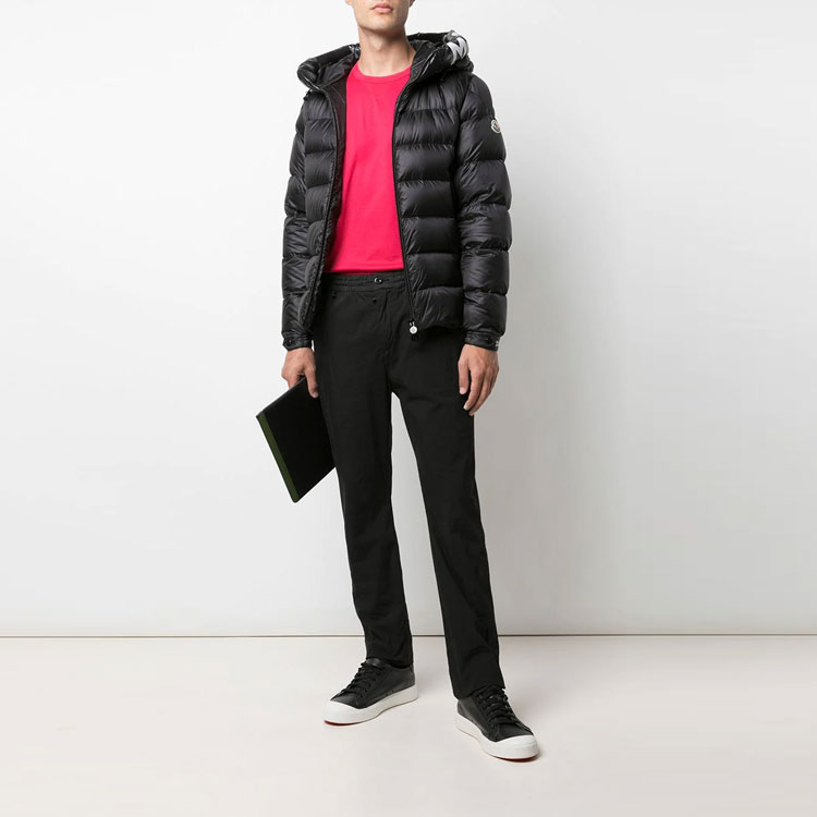 Shop 몽클레르 살츠만 로고 프린트 다운 재킷 유니섹스 블랙 후드 패딩 재킷. 1A0000953048999