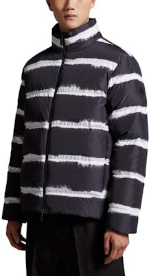 몽클레어 실 블랙 다운 재킷 스트라이프 스탠드 칼라 & 지퍼. I20911A001055976SS90 Purchase 몽클레어 실 블랙 다운 재킷 스트라이프 스탠드 칼라 & 지퍼. I20911A001055976SS90