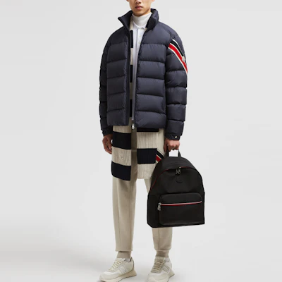 Moncler Solayan FW24 Chaqueta Corta Unisex con Ribete Tricolor J20911A00066549SK779 Lookbook Moncler Solayan FW24 Chaqueta Corta Unisex con Ribete Tricolor J20911A00066549SK779
