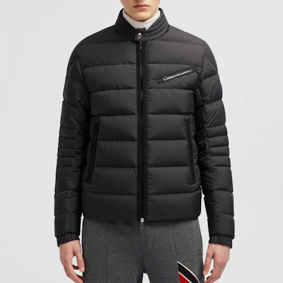 モンクレール FW24 男女兼用 ブラック ダウンジャケット スタンドカラー ジッパー付き J20911A0006854A81999 Lookbook モンクレール FW24 男女兼用 ブラック ダウンジャケット スタンドカラー ジッパー付き J20911A0006854A81999