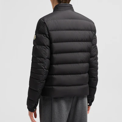 モンクレール FW24 男女兼用 ブラック ダウンジャケット スタンドカラー ジッパー付き J20911A0006854A81999 Shop モンクレール FW24 男女兼用 ブラック ダウンジャケット スタンドカラー ジッパー付き J20911A0006854A81999
